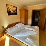 Alpenlodge, 12 *